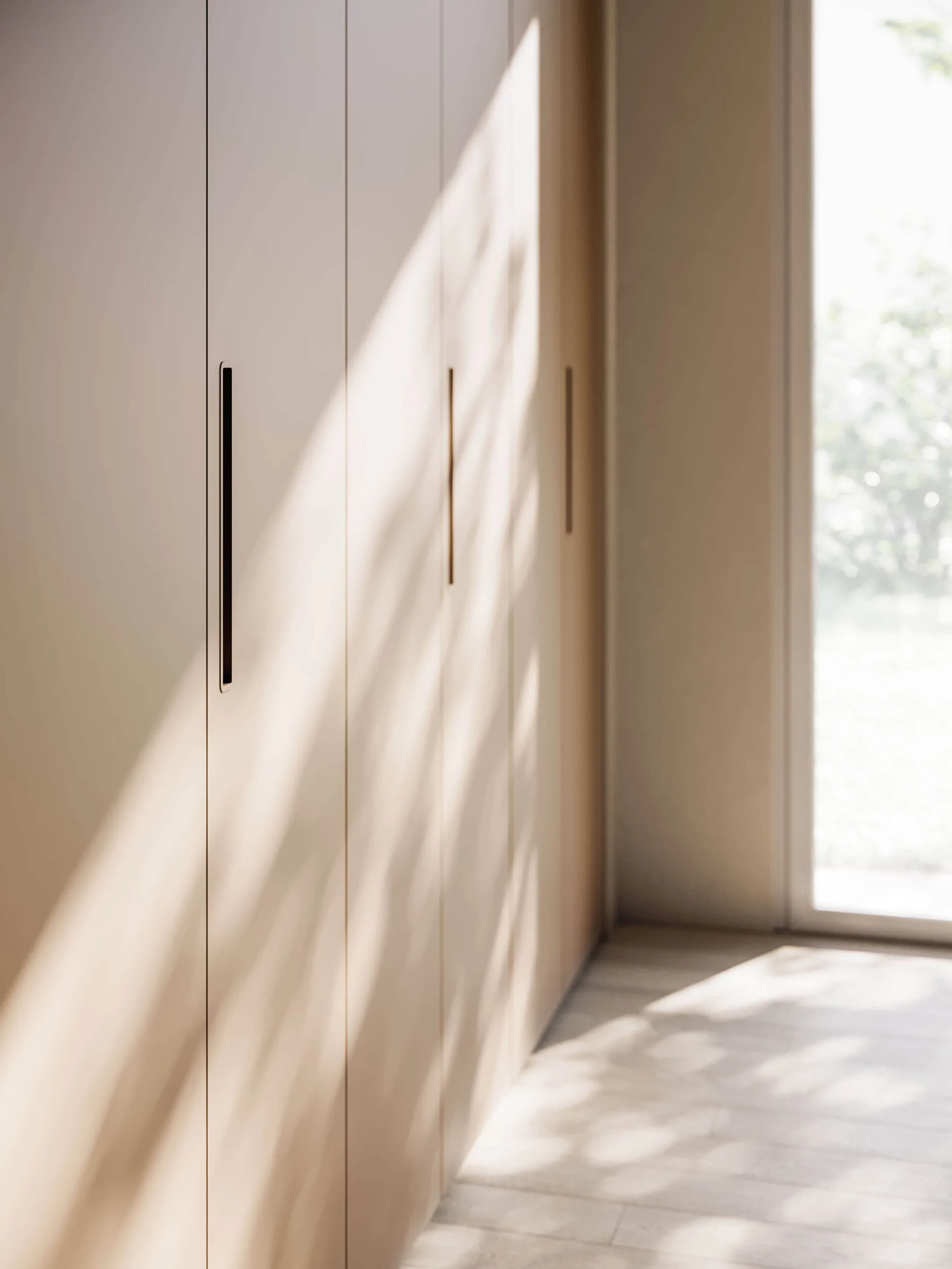 Dressing Orme en U avec hauteur sous plafond optimisée — penderies bois et portes coulissantes