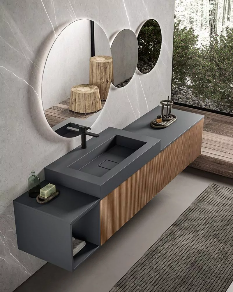 Salle de bain italienne L'atelier Contemporain — meuble vasque suspendu bois cannelé et anthracite, miroirs ronds rétroéclairés, panneaux marbre veiné à Biarritz