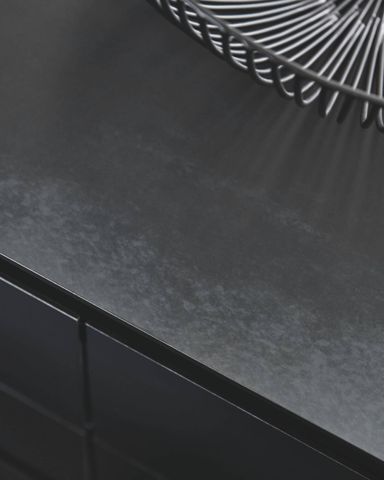 Arête d'un plan en acier noir laminé au rouge