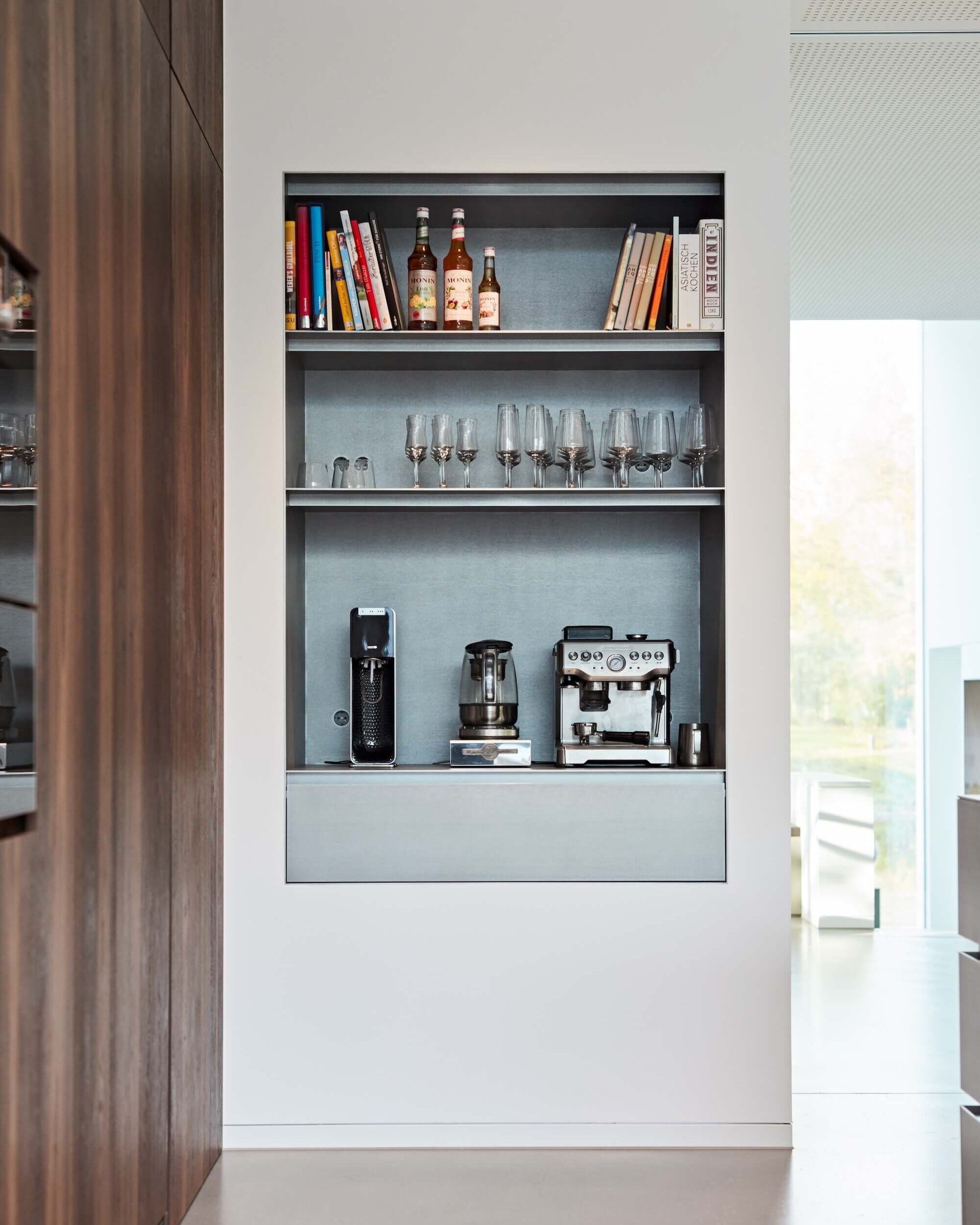 Deux îlots Eggersmann en inox laminé à chaud dans une maison d'architecte
