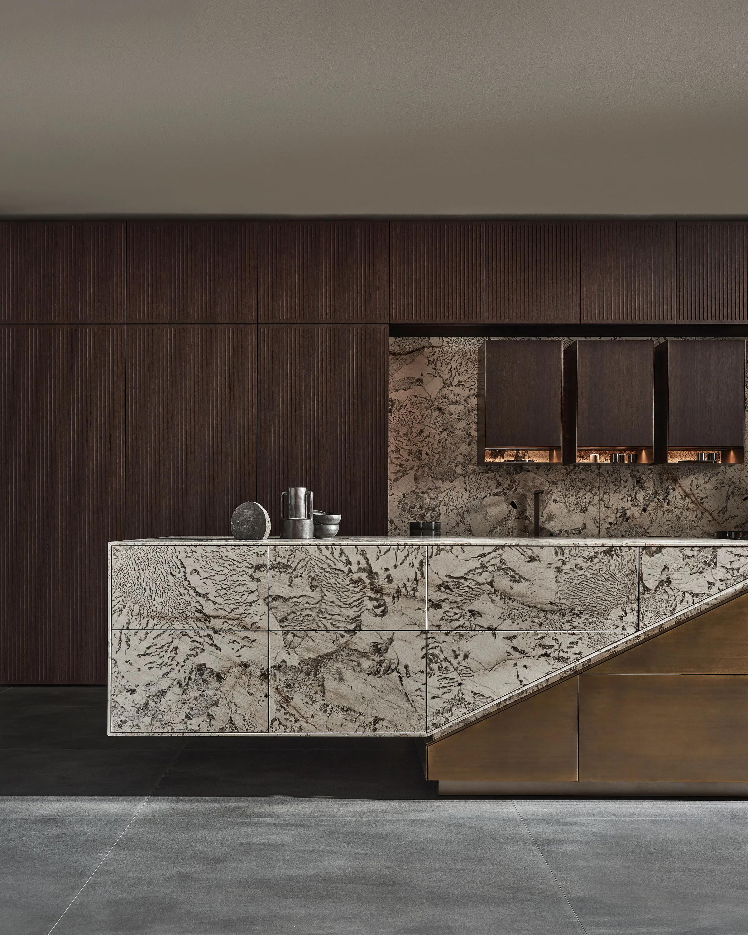 Îlot Eggersmann en quartzite et laiton bronzé — cuisine sur mesure suivie par une équipe dédiée, showroom à Biarritz