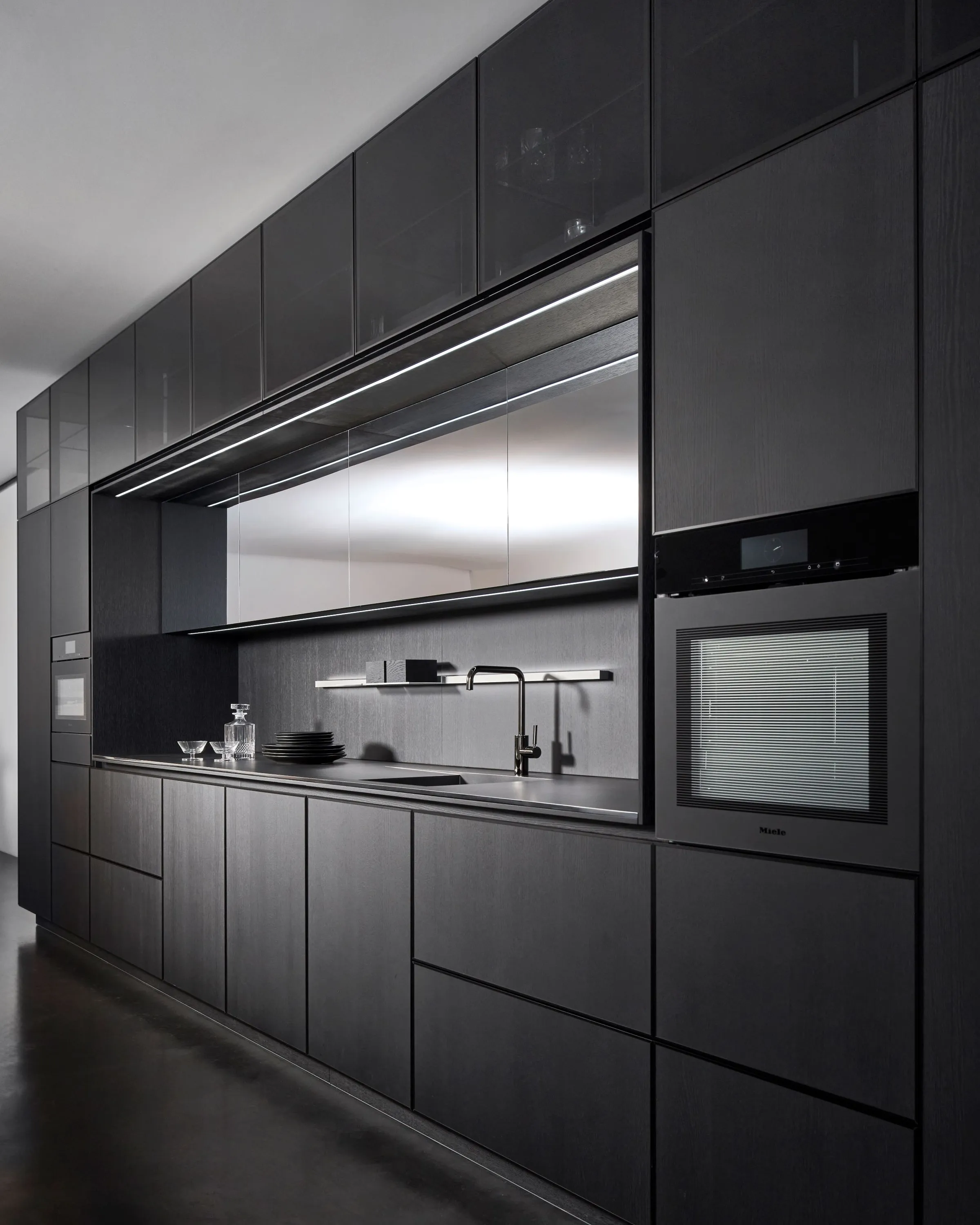 Cuisine Eggersmann E4 en inox — façades acier, design allemand contemporain