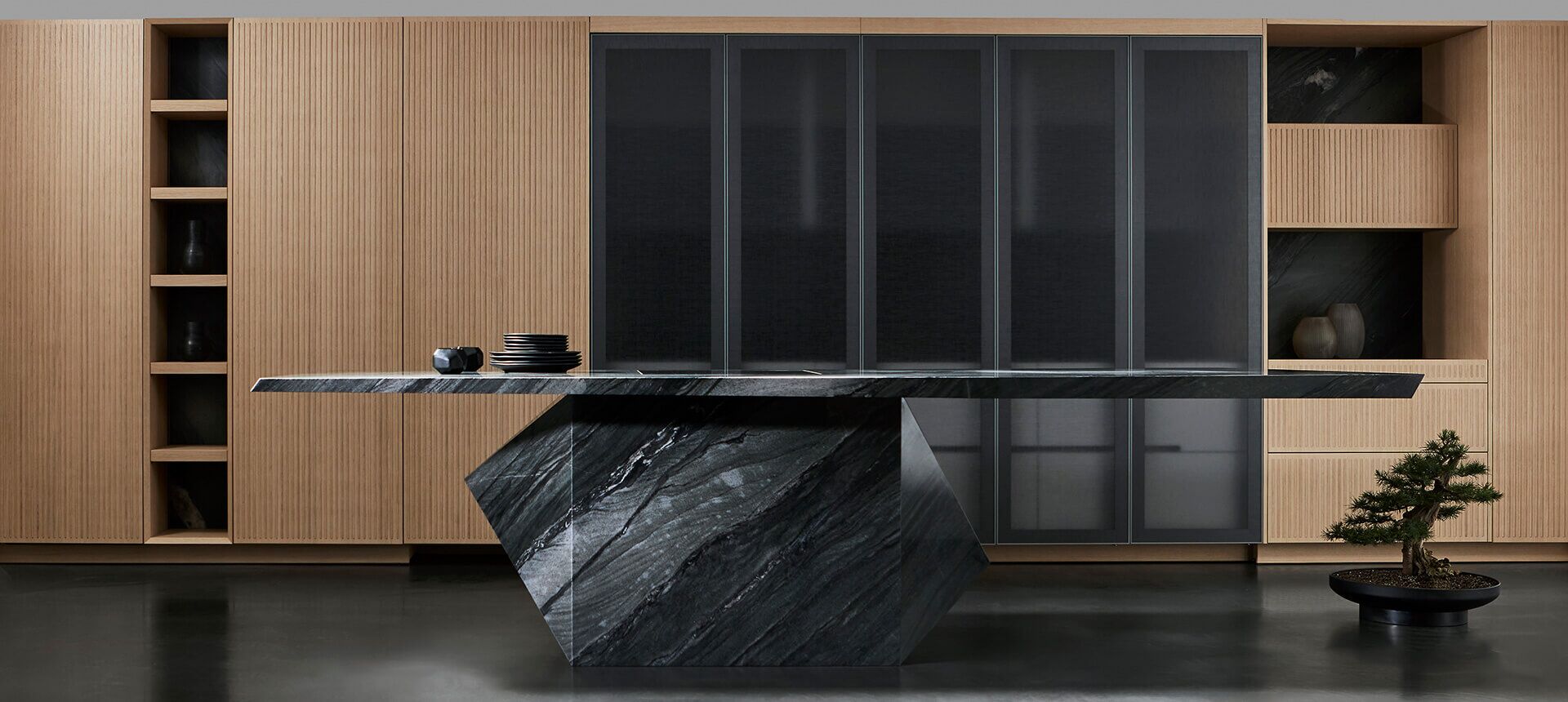 Cuisine Eggersmann Nami — îlot en marbre noir veiné et façades bois cannelé, conception sur mesure