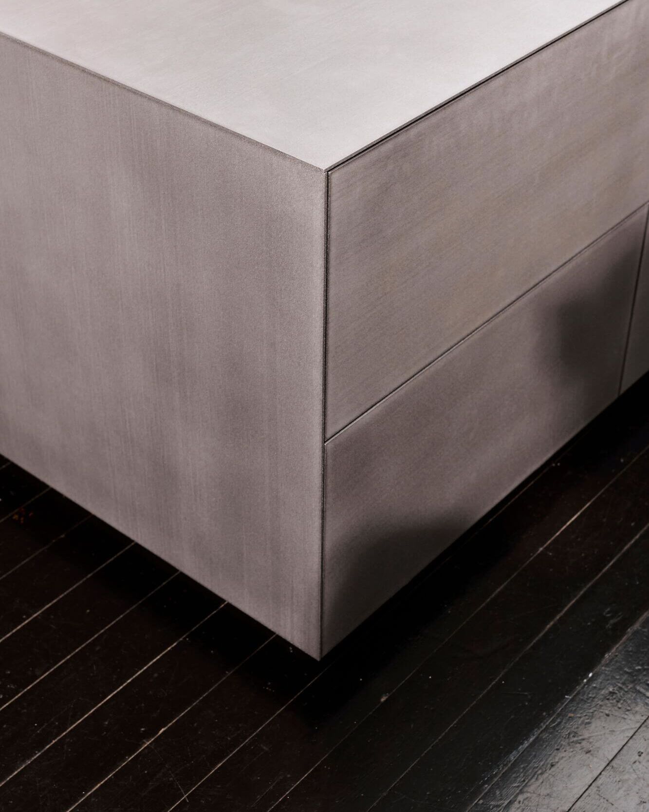 Arête travaillée en onglet — quartzite et inox