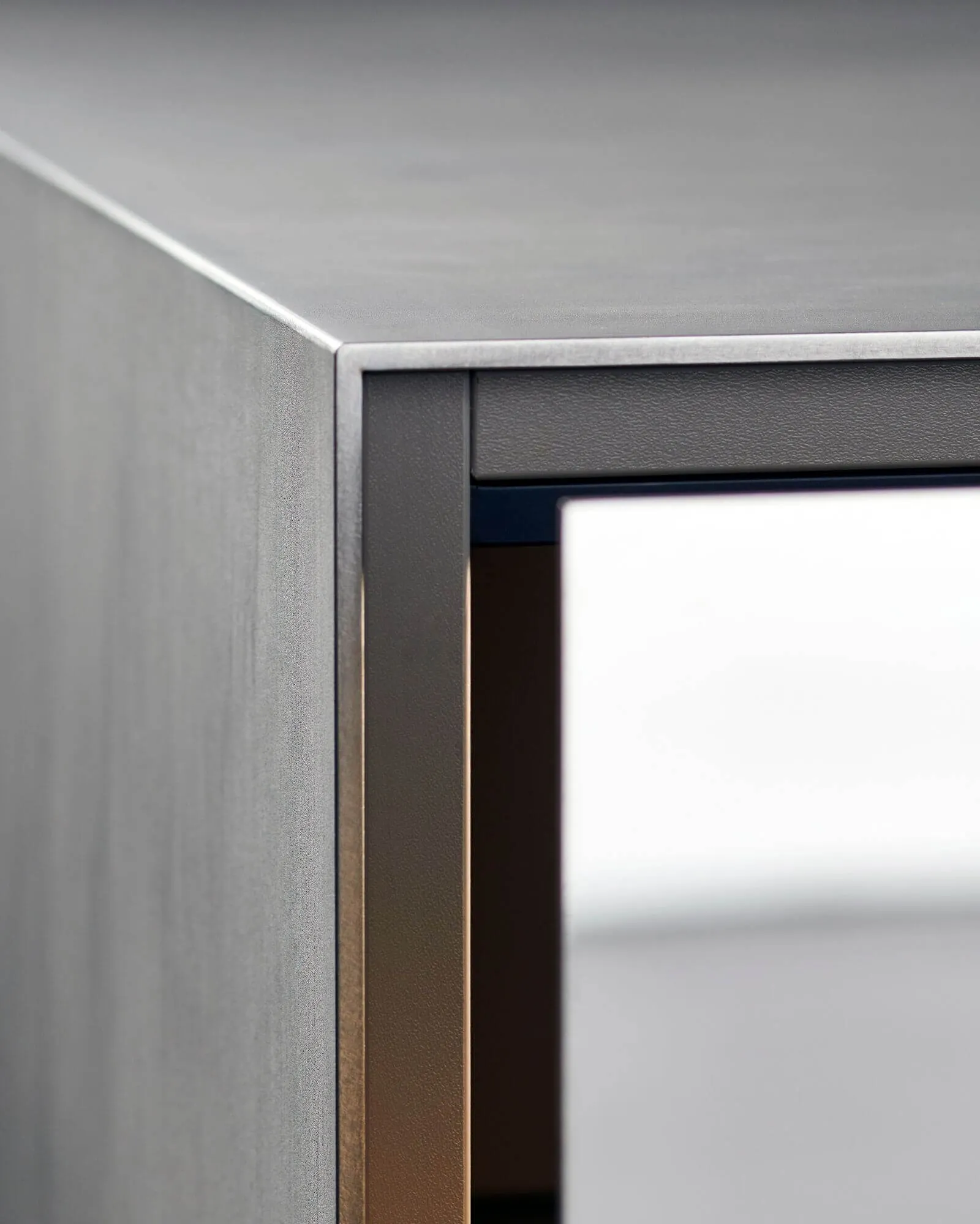 Détail d'une façade Eggersmann en inox laminé à chaud
