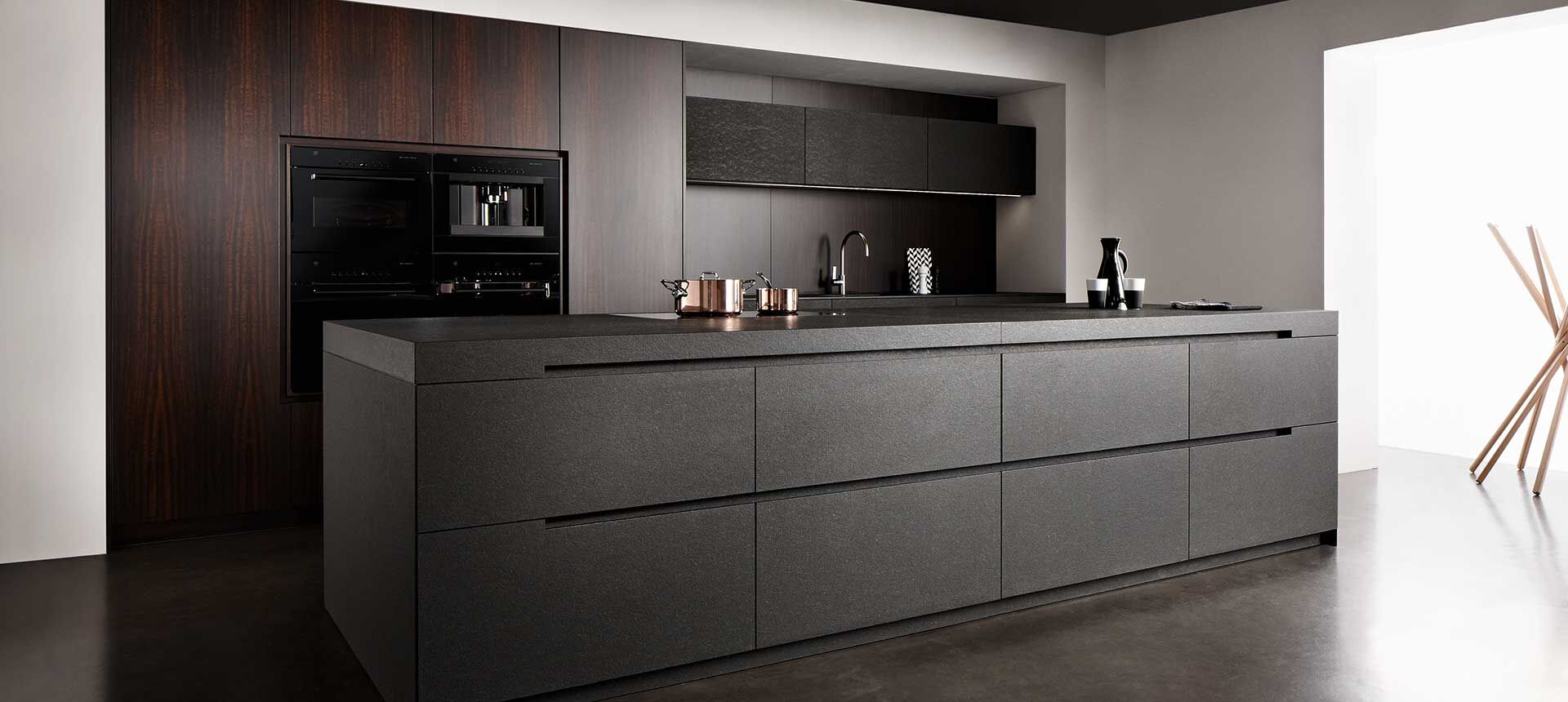 Îlot en granit Nero Assoluto waterjet, meubles en eucalyptus Noble Veneer