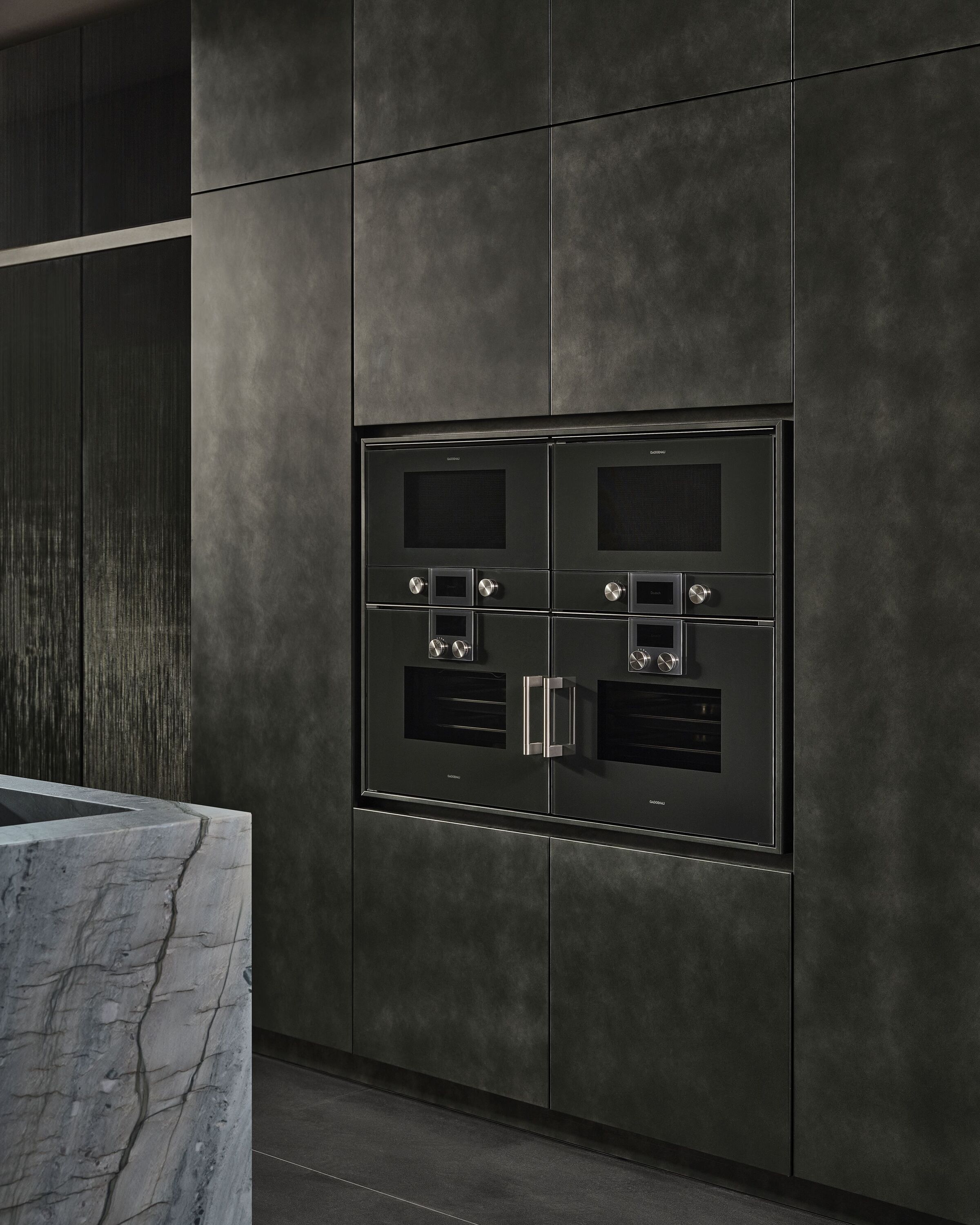 Îlot Eggersmann à bords en quartzite Ocean Blue travaillés en onglet