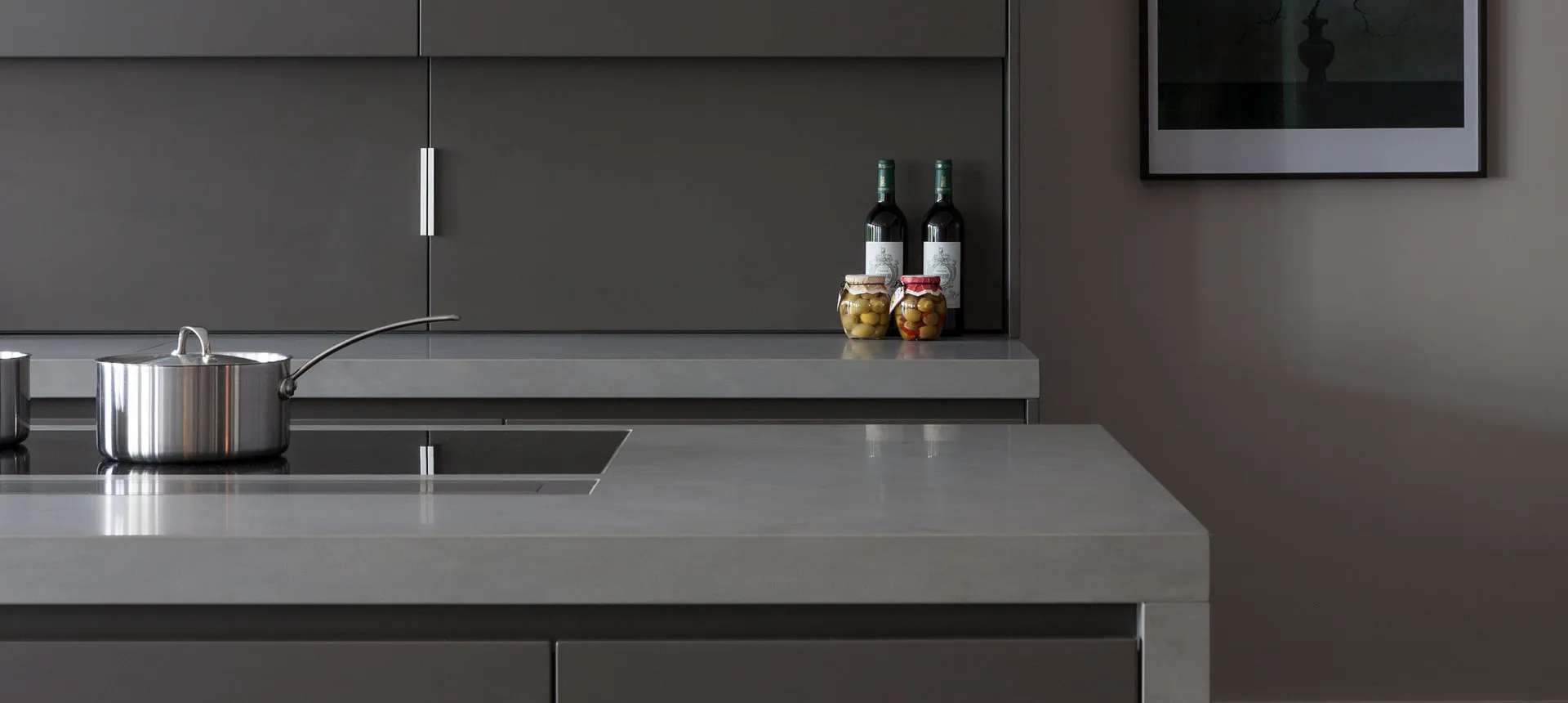 Villa à Londres — cuisine Eggersmann en laque mate lava, placage Fineline grigio et quartzite Silver Moon