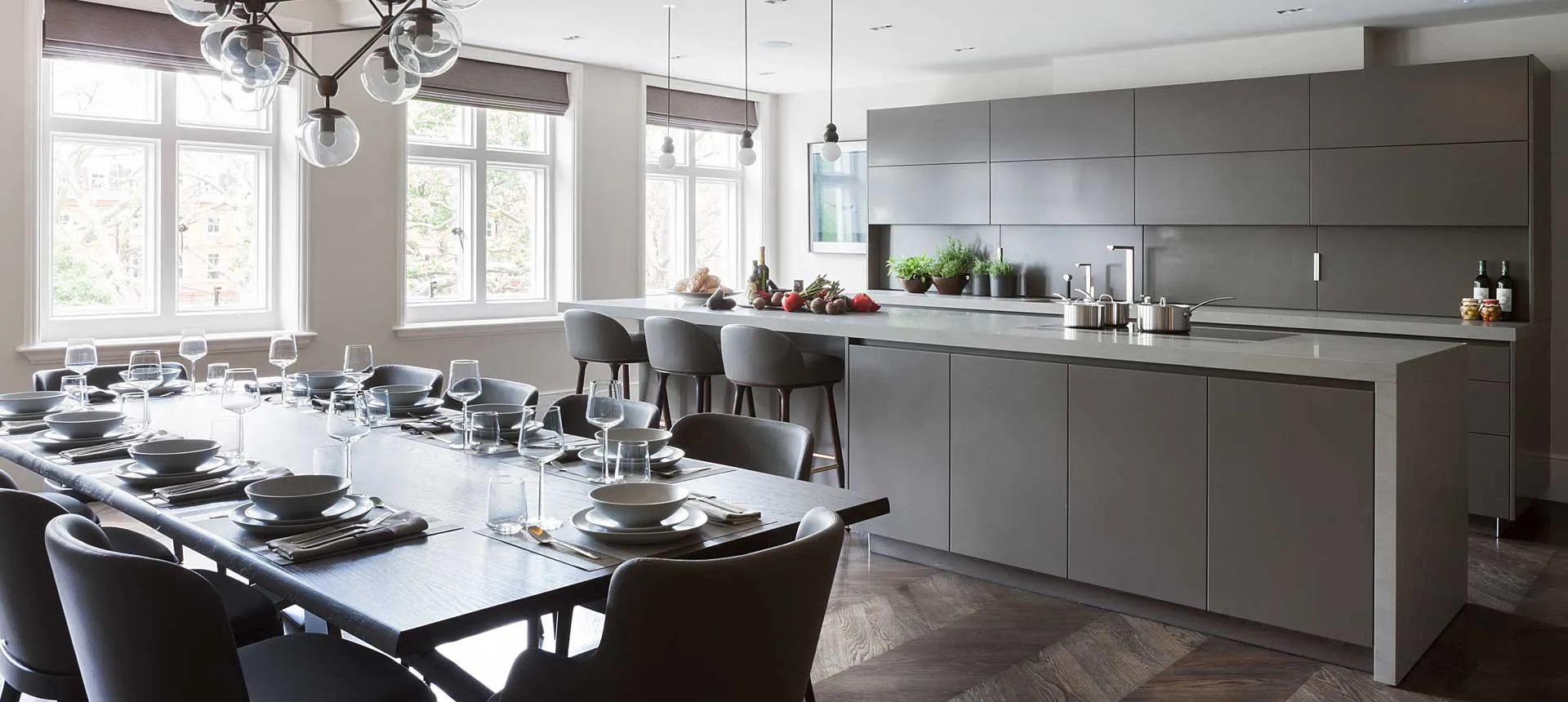 Villa à Londres — cuisine Eggersmann sur mesure, composition harmonieuse de matières