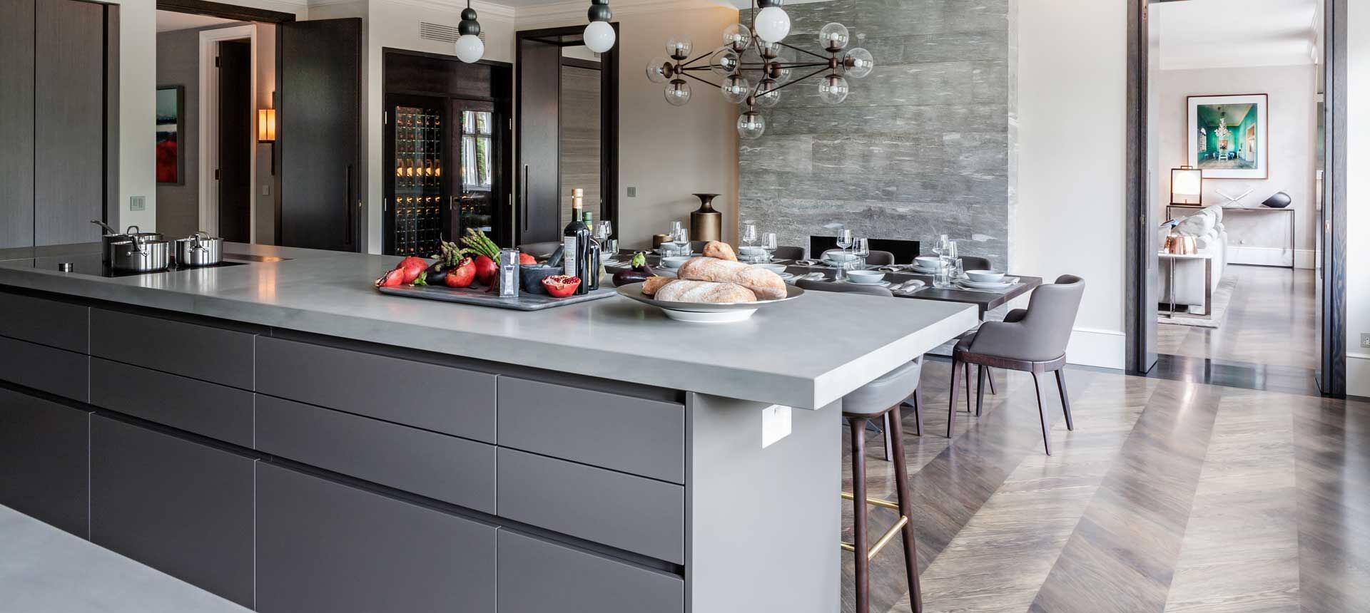Villa à Londres — laque mate lava et placage Fineline grigio