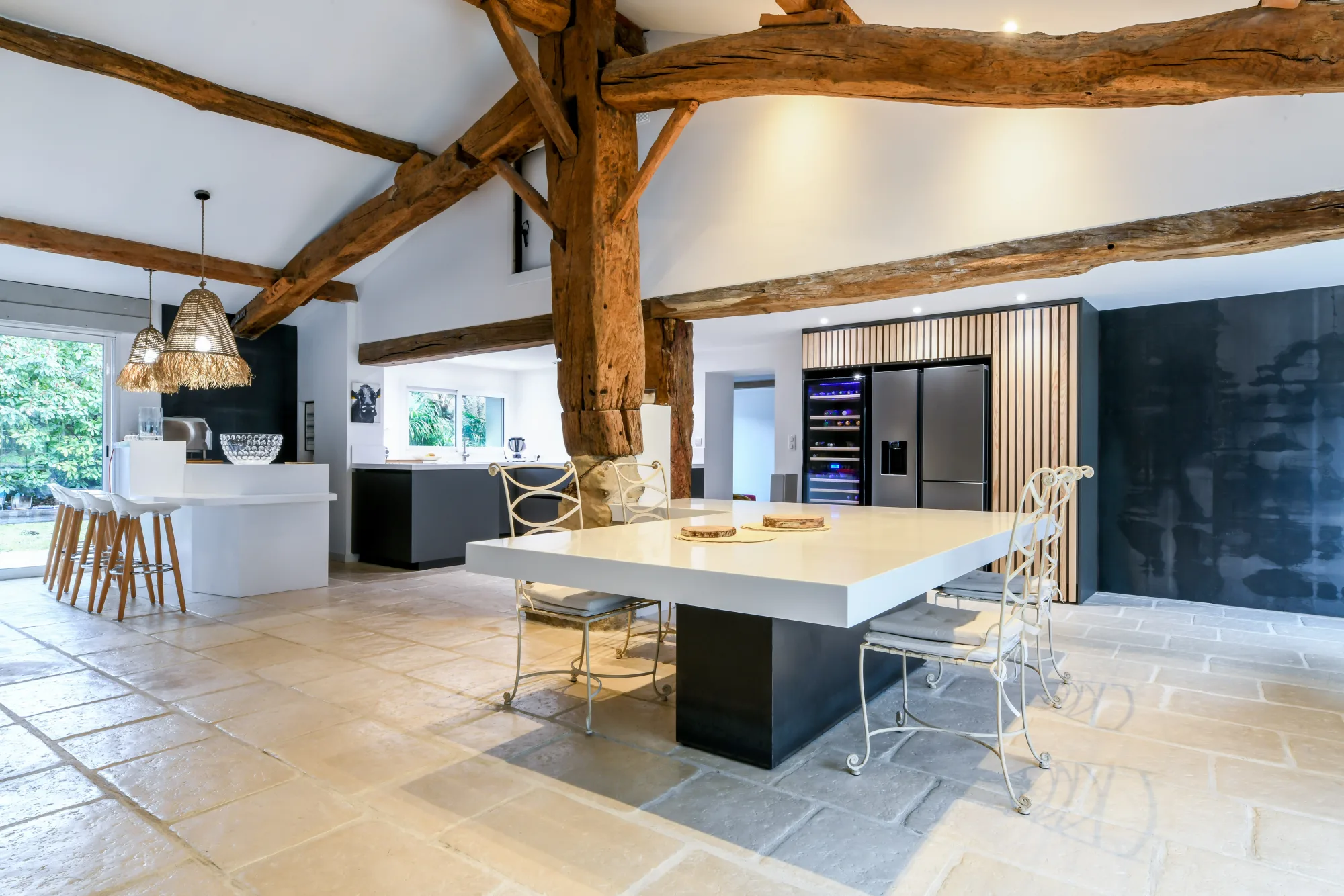 Cuisine blanche & îlot bleu sous charpente à Angresse — L'atelier Contemporain × Cenza