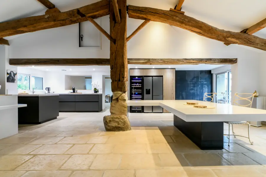 Cuisine blanche & îlot bleu sous charpente à Angresse — L'atelier Contemporain × Cenza