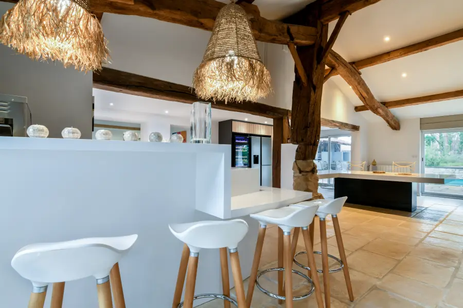 Cuisine blanche & îlot bleu sous charpente à Angresse — L'atelier Contemporain × Cenza