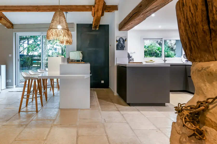 Cuisine blanche & îlot bleu sous charpente à Angresse — L'atelier Contemporain × Cenza