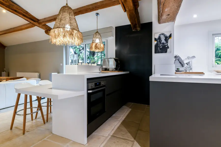 Cuisine blanche & îlot bleu sous charpente à Angresse — L'atelier Contemporain × Cenza
