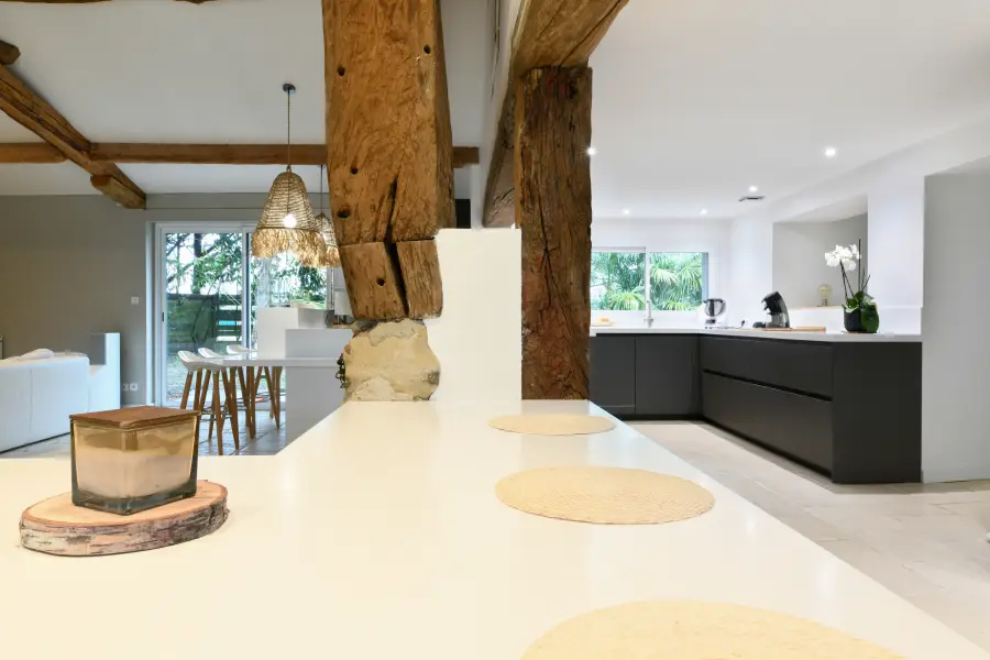 Cuisine blanche & îlot bleu sous charpente à Angresse — L'atelier Contemporain × Cenza