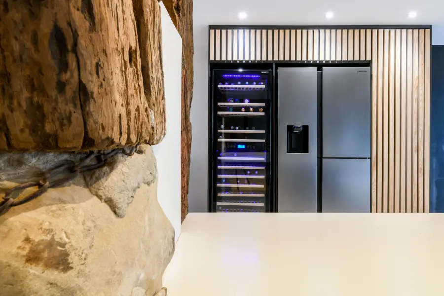 Cuisine blanche & îlot bleu sous charpente à Angresse — L'atelier Contemporain × Cenza