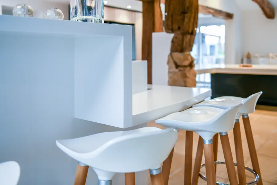 Cuisine blanche & îlot bleu sous charpente à Angresse — L'atelier Contemporain × Cenza