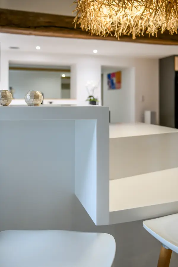 Cuisine blanche & îlot bleu sous charpente à Angresse — L'atelier Contemporain × Cenza