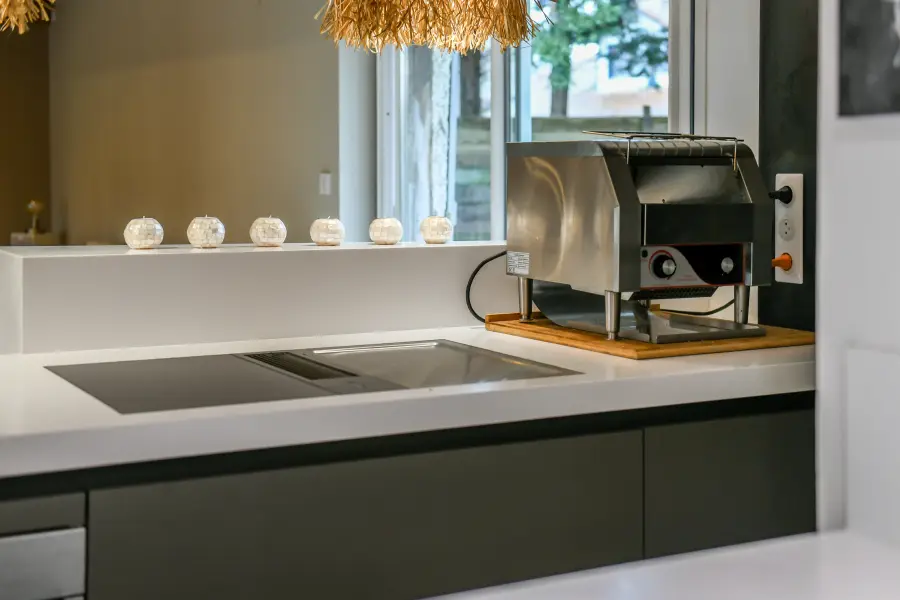 Cuisine blanche & îlot bleu sous charpente à Angresse — L'atelier Contemporain × Cenza