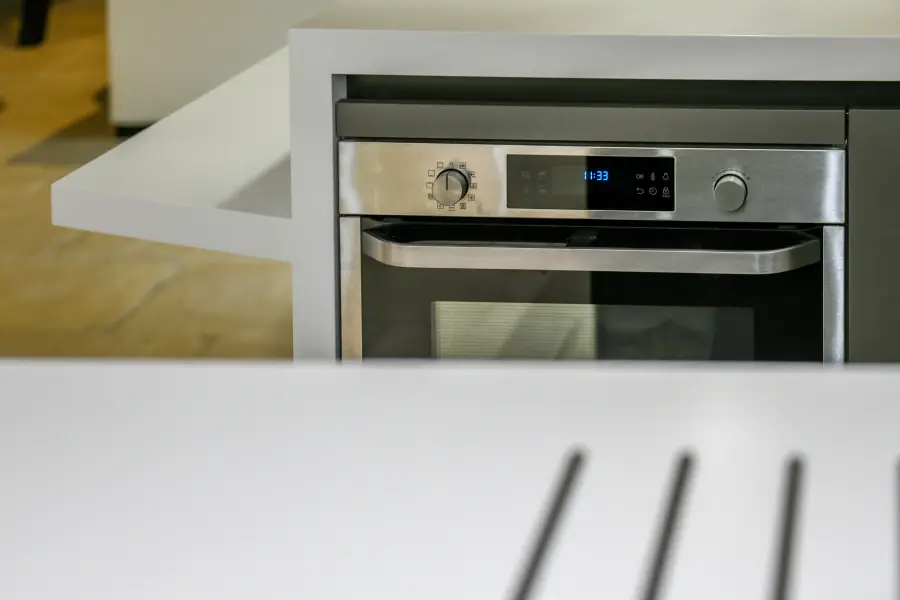 Cuisine blanche & îlot bleu sous charpente à Angresse — L'atelier Contemporain × Cenza