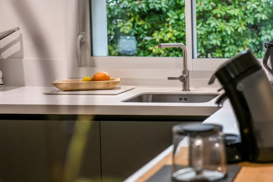 Cuisine blanche & îlot bleu sous charpente à Angresse — L'atelier Contemporain × Cenza