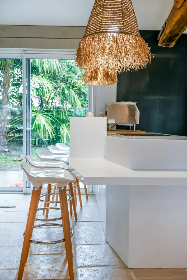 Cuisine blanche & îlot bleu sous charpente à Angresse — L'atelier Contemporain × Cenza