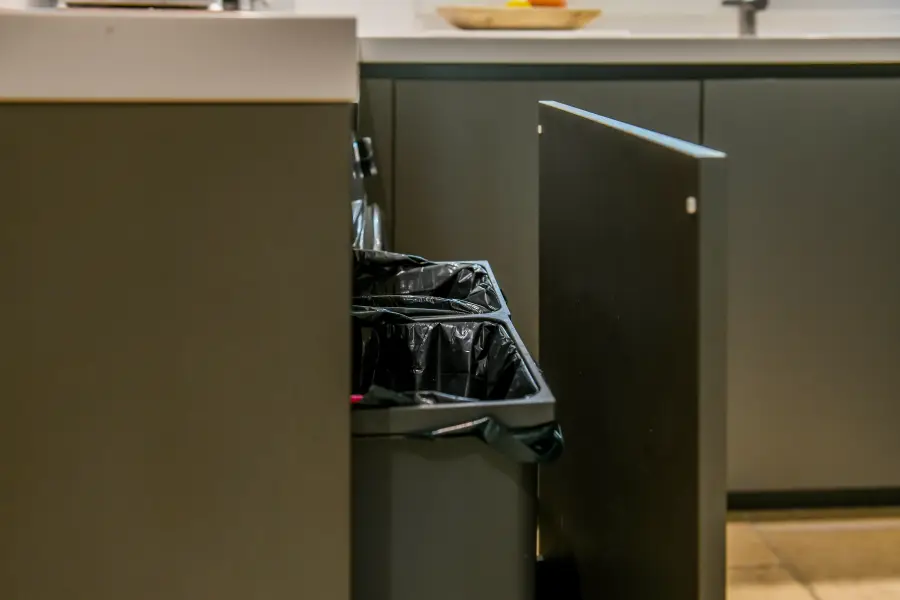 Cuisine blanche & îlot bleu sous charpente à Angresse — L'atelier Contemporain × Cenza