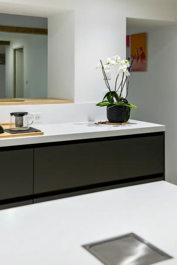 Cuisine blanche & îlot bleu sous charpente à Angresse — L'atelier Contemporain × Cenza