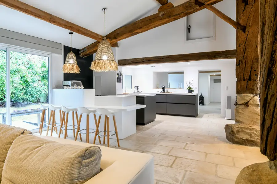 Cuisine blanche & îlot bleu sous charpente à Angresse — L'atelier Contemporain × Cenza