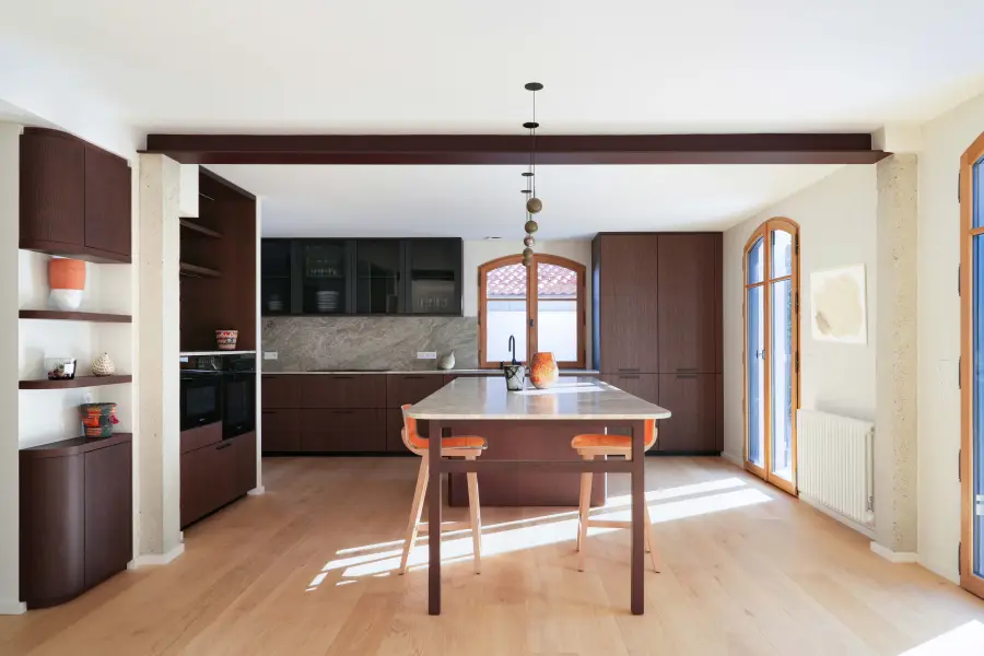 Cuisine bois & marbre à Arcangues — L'atelier Contemporain × Cenza
