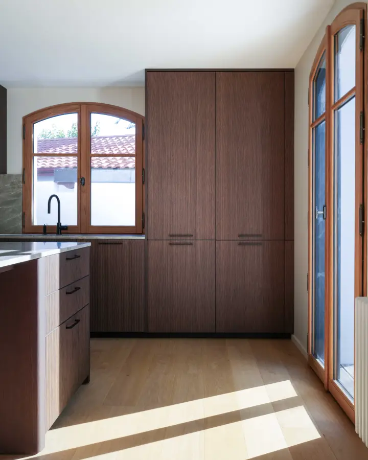 Cuisine bois & marbre à Arcangues — L'atelier Contemporain × Cenza