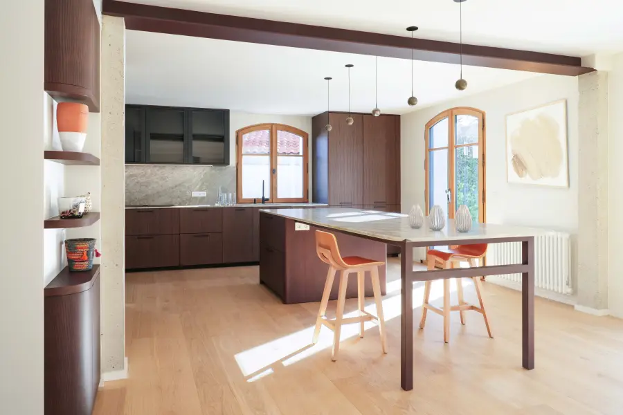 Cuisine bois & marbre à Arcangues — L'atelier Contemporain × Cenza