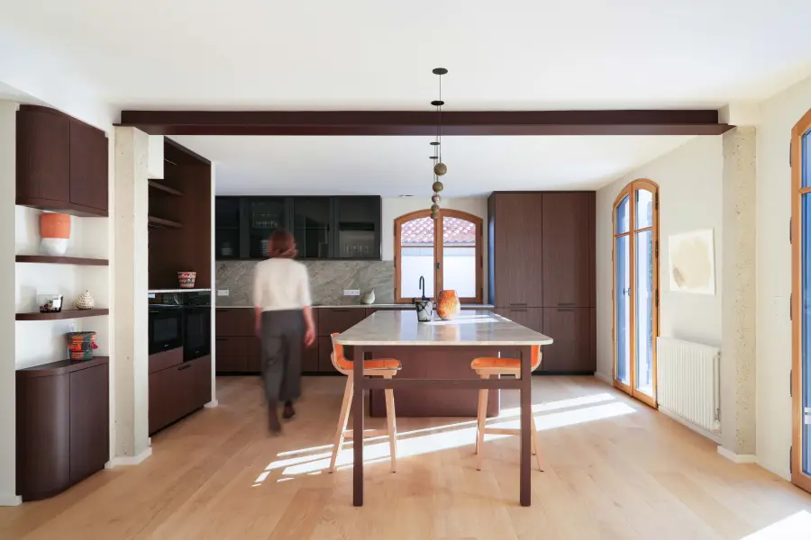Cuisine bois & marbre à Arcangues — L'atelier Contemporain × Cenza