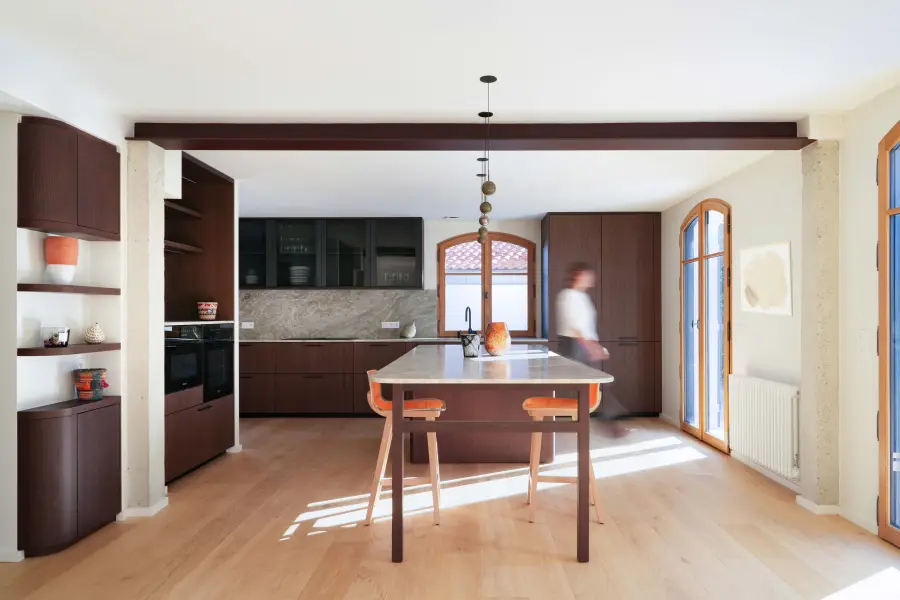 Cuisine bois & marbre à Arcangues — L'atelier Contemporain × Cenza