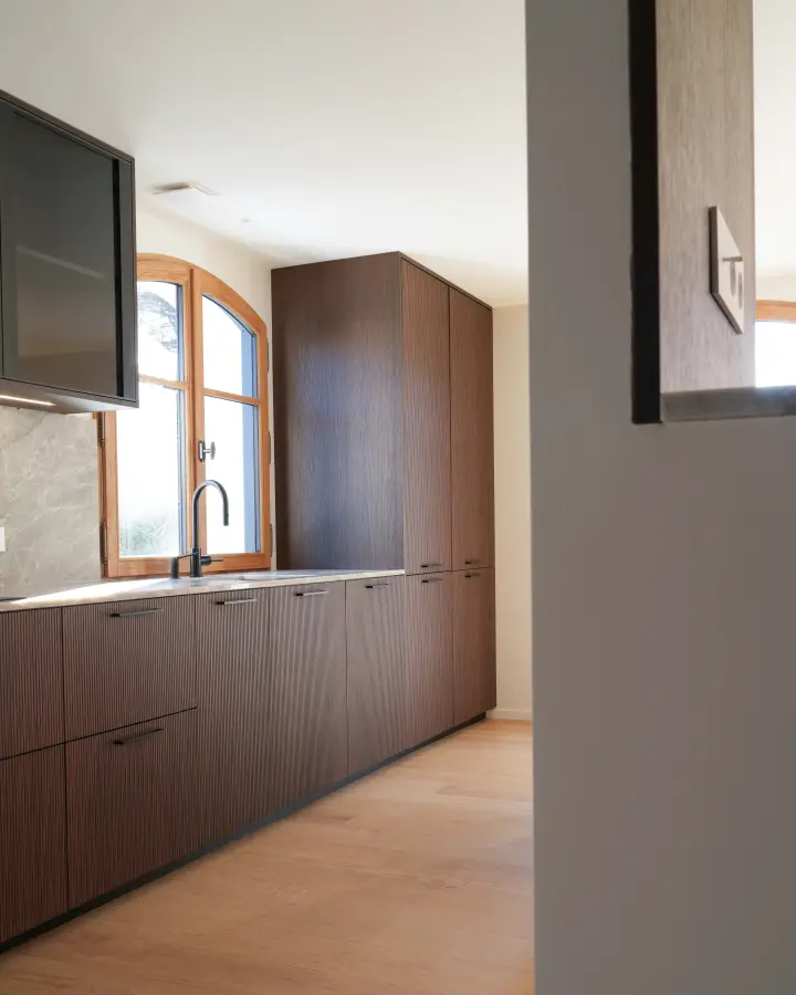 Cuisine bois & marbre à Arcangues — L'atelier Contemporain × Cenza