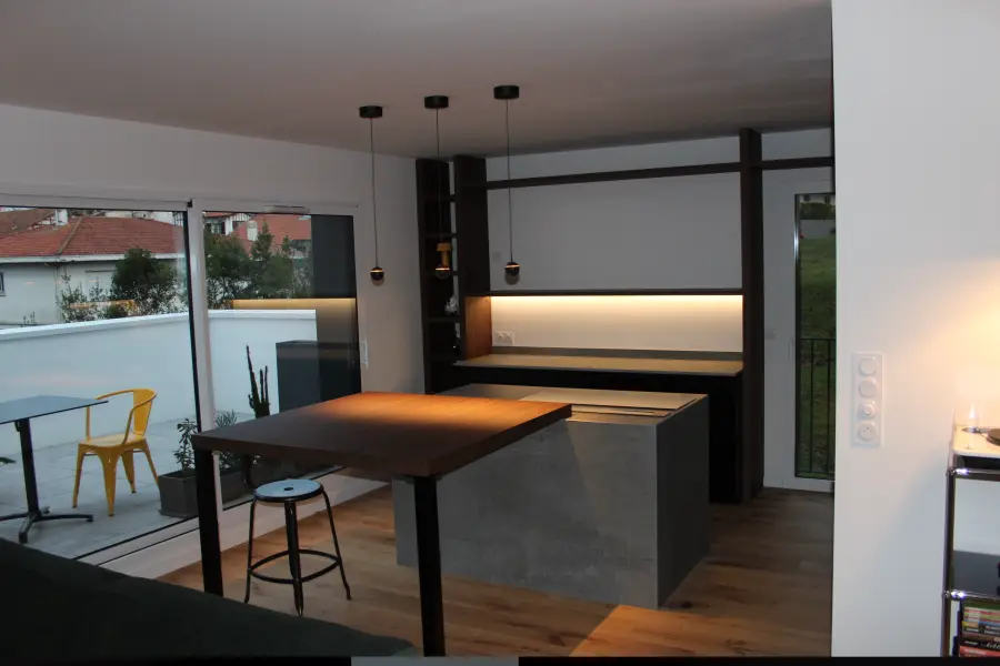 Cuisine contemporaine noir & bois à Bayonne — L'atelier Contemporain × Cenza