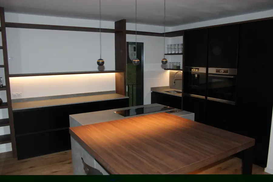 Cuisine contemporaine noir & bois à Bayonne — L'atelier Contemporain × Cenza