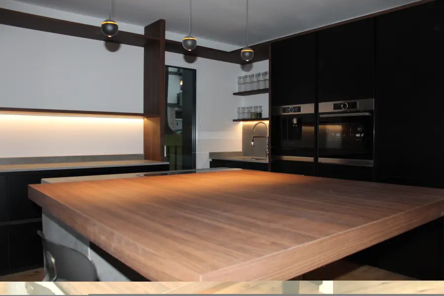 Cuisine contemporaine noir & bois à Bayonne — L'atelier Contemporain × Cenza