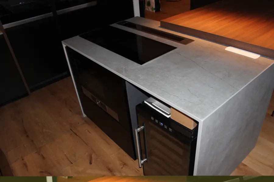 Cuisine contemporaine noir & bois à Bayonne — L'atelier Contemporain × Cenza