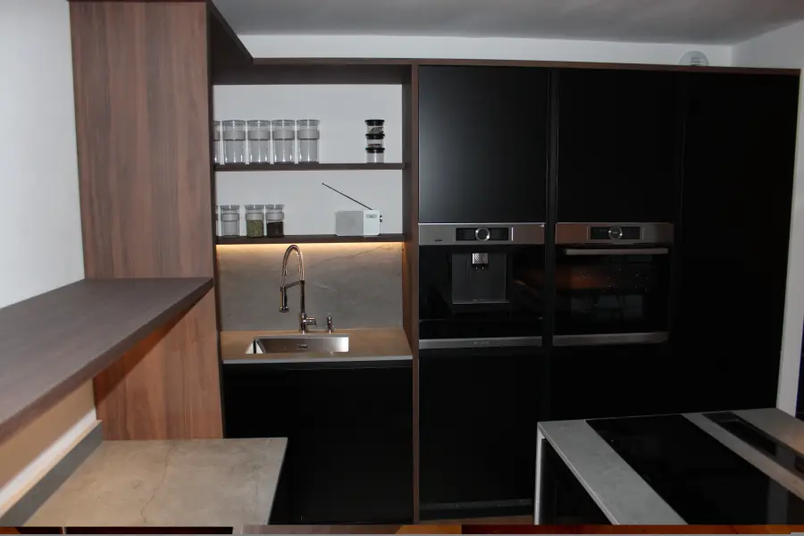 Cuisine contemporaine noir & bois à Bayonne — L'atelier Contemporain × Cenza