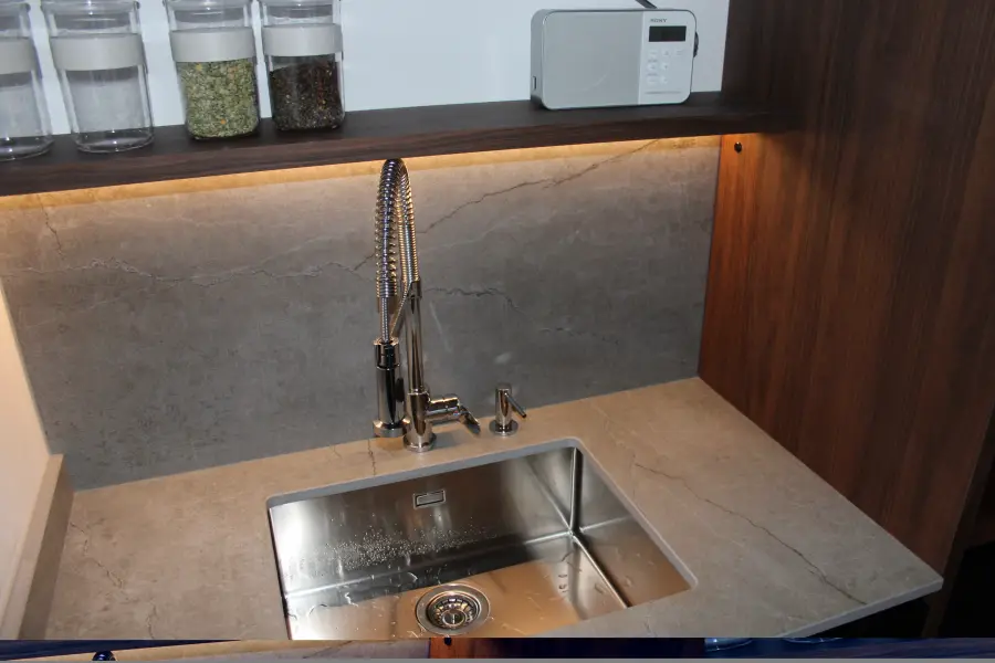 Cuisine contemporaine noir & bois à Bayonne — L'atelier Contemporain × Cenza