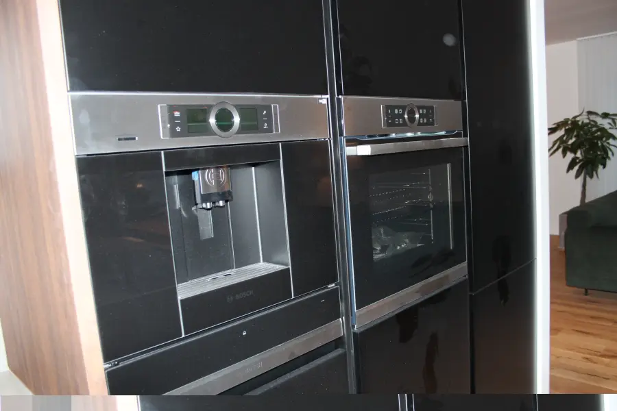 Cuisine contemporaine noir & bois à Bayonne — L'atelier Contemporain × Cenza