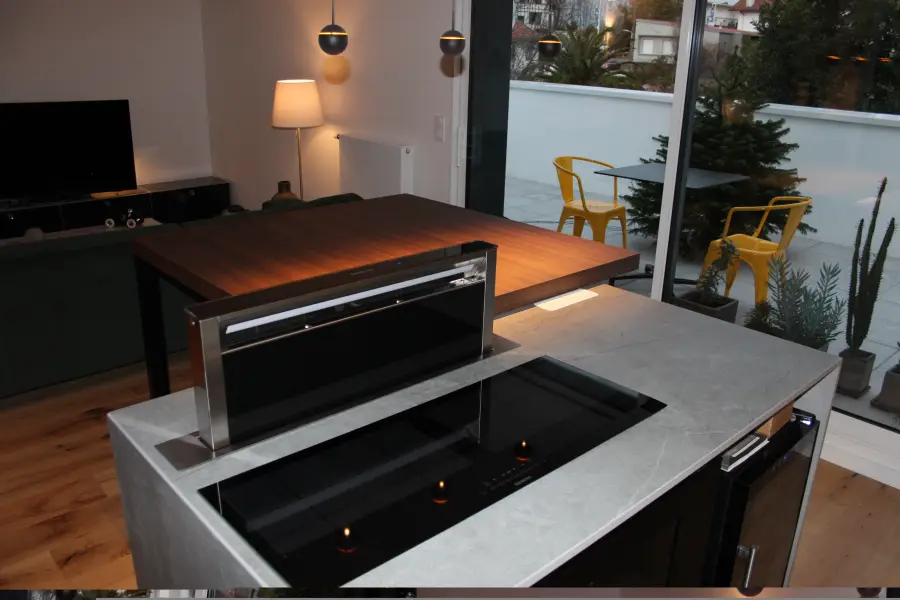 Cuisine contemporaine noir & bois à Bayonne — L'atelier Contemporain × Cenza