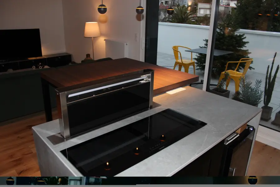 Cuisine contemporaine noir & bois à Bayonne — L'atelier Contemporain × Cenza
