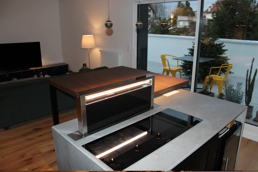 Cuisine contemporaine noir & bois à Bayonne — L'atelier Contemporain × Cenza