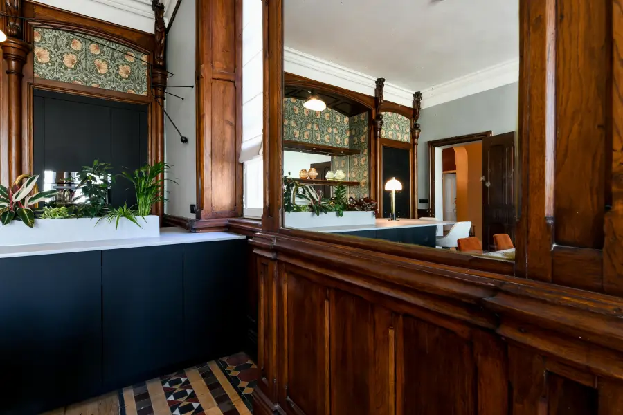 Cuisine bleu nuit, bois & laiton à Biarritz — L'atelier Contemporain × Cenza