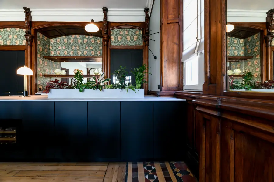 Cuisine bleu nuit, bois & laiton à Biarritz — L'atelier Contemporain × Cenza