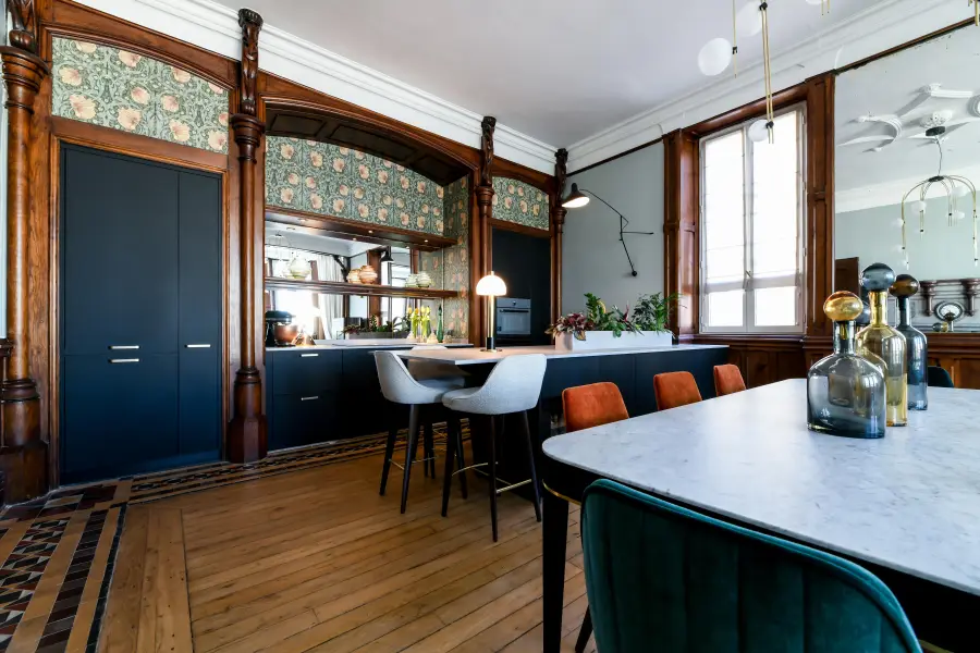Cuisine bleu nuit, bois & laiton à Biarritz — L'atelier Contemporain × Cenza