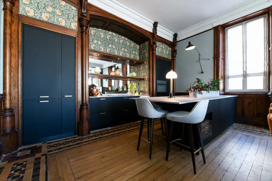 Cuisine bleu nuit, bois & laiton à Biarritz — L'atelier Contemporain × Cenza